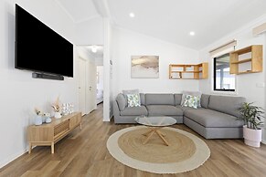 Spacious 2-bedroom With Private Parking Access