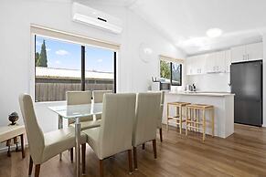 Spacious 2-bedroom With Private Parking Access