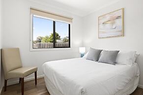 Spacious 2-bedroom With Private Parking Access