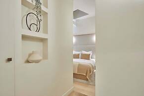 Exceptional Grand Apartment - Louvre Museum