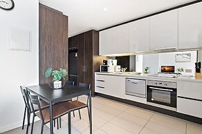 Luxury 2-bed Apartment in Melbourne's Heart