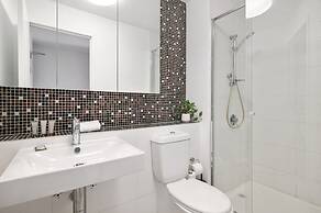 Luxury 2-bed Apartment in Melbourne's Heart