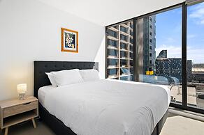 Luxury 2-bed Apartment in Melbourne's Heart