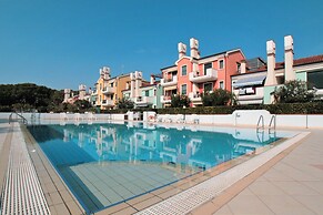 Spacious Apartment With Pool Access