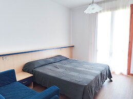 Spacious Apartment With Pool Access