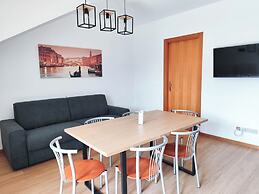Spacious Apartment With Pool Access