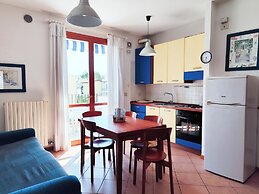 Bright Apartment With Pool