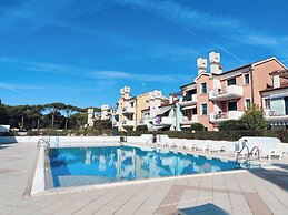 Bright Apartment With Pool