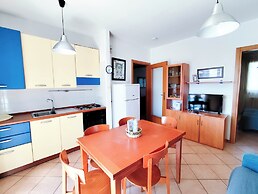 Bright Apartment With Pool