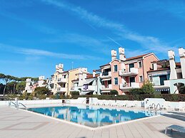Bright Apartment With Pool