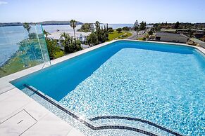 Modern 2-bedroom Apartment With Pool Access