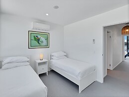 Modern 2-bedroom Apartment With Pool Access
