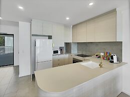 Modern 2-bedroom Apartment With Pool Access