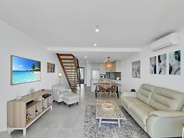 Modern 2-bedroom Apartment With Pool Access