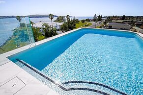 Modern 2-bedroom Apartment With Pool Access