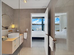 Modern 2-bedroom Apartment With Pool Access