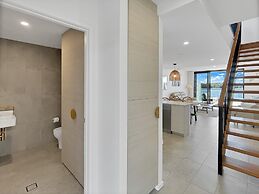 Modern 2-bedroom Apartment With Pool Access