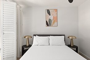 Bright Surry Hills Flat With Great Balcony & Views