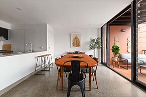 Bright Surry Hills Flat With Great Balcony & Views