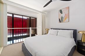 Bright Surry Hills Flat With Great Balcony & Views