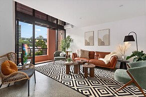 Bright Surry Hills Flat With Great Balcony & Views