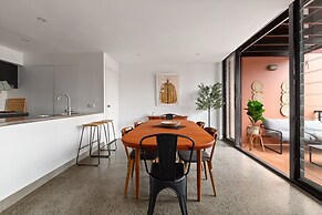 Bright Surry Hills Flat With Great Balcony & Views