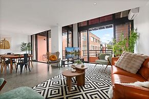 Bright Surry Hills Flat With Great Balcony & Views