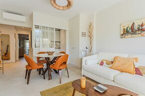 Bright, A/C Apartment With sea View - Antibes