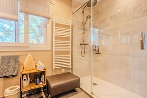 Bright, A/C Apartment With sea View - Antibes