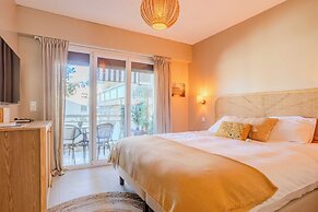 Bright, A/C Apartment With sea View - Antibes