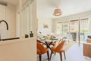 Bright, A/C Apartment With sea View - Antibes