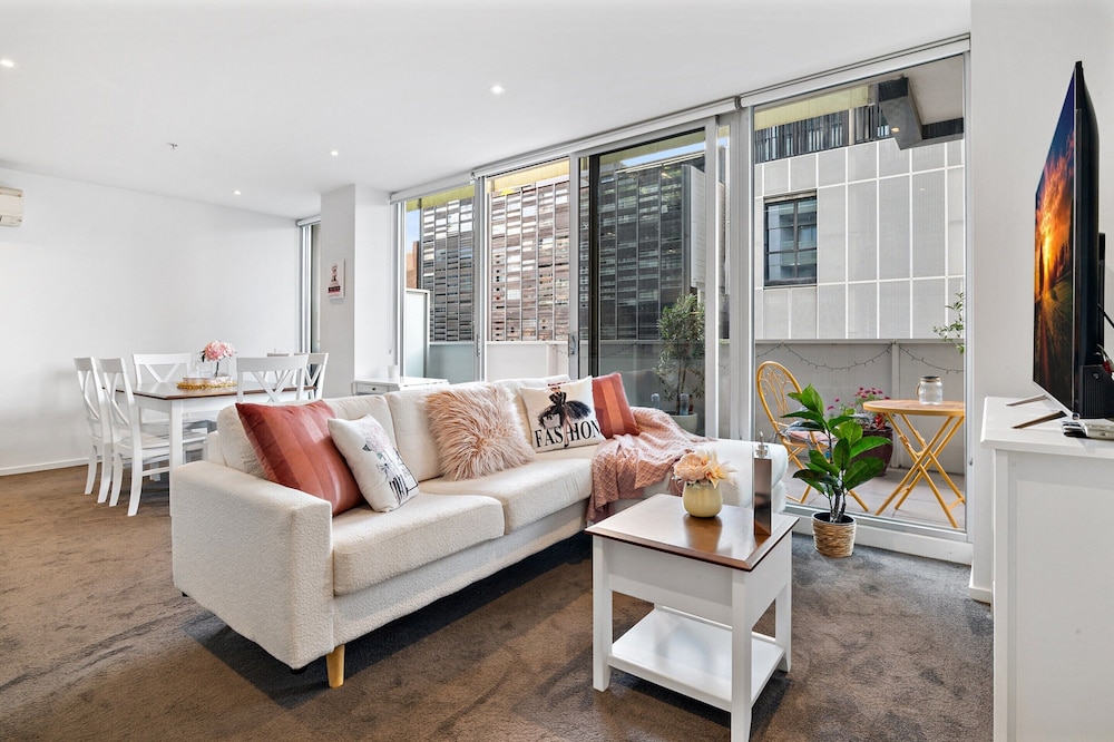 Bright 2-bed Home With Secure Parking