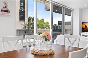 Bright 2-bed Home With Secure Parking