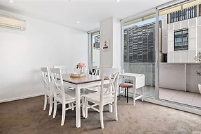 Bright 2-bed Home With Secure Parking