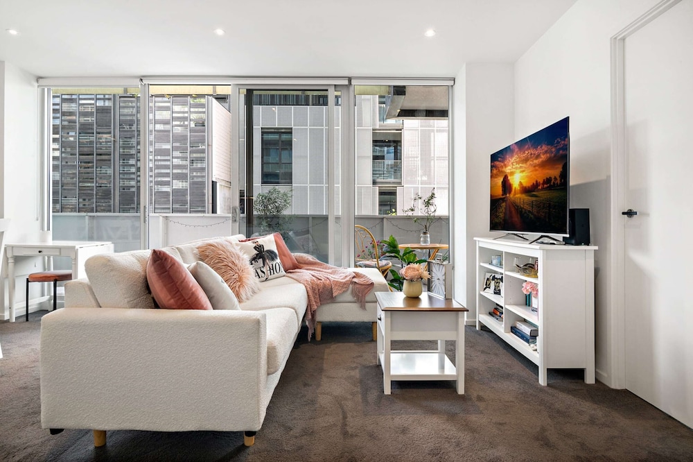 Bright 2-bed Home With Secure Parking