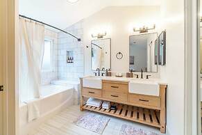 Modern Western Retreat Pet-friendly 4bed/2bath