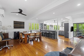 Spacious 3-bed Stay With Balcony and BBQ