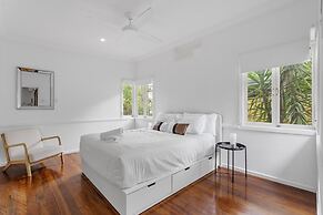 Spacious 3-bed Stay With Balcony and BBQ