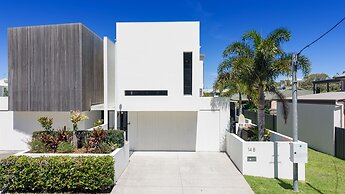 Spacious 3-bedroom Retreat With BBQ and Pool