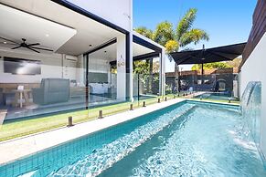 Spacious 3-bedroom Retreat With BBQ and Pool