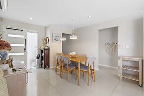 Spacious 4-bed House With Secure Parking