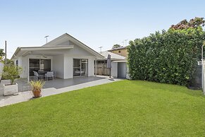 Spacious 4-bed House With Secure Parking