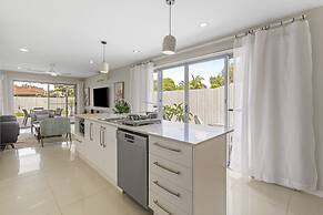 Spacious 4-bed House With Secure Parking