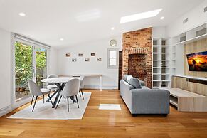 Light-filled House Close to Cafes and Parks