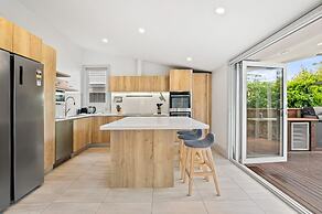 Light-filled House Close to Cafes and Parks