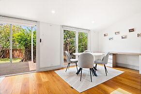 Light-filled House Close to Cafes and Parks