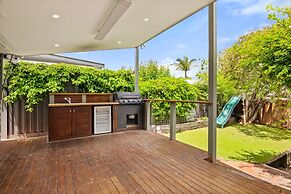 Light-filled House Close to Cafes and Parks
