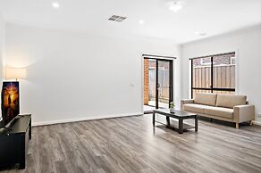 Spacious 4-bed Home With Private Outdoor Area