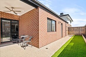 Spacious 4-bed Home With Private Outdoor Area