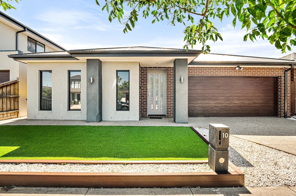 Spacious 4-bed Home With Private Outdoor Area